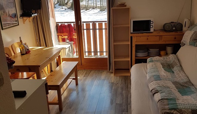 Studio Flat, Sleeps 4. Doorstep skiing with spectacular views and location.