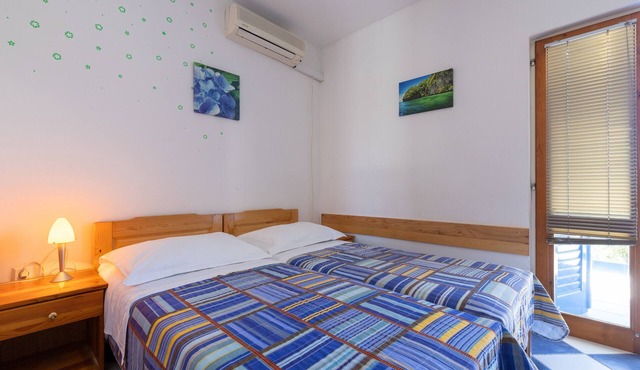 Studio flat with balcony Sućuraj, Hvar (AS-6852-b)