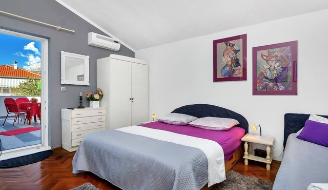 Studio flat with terrace Makarska (AS-6909-b)