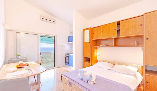 Studio flat with terrace and sea view Zavalatica, Korčula (AS-547-a)