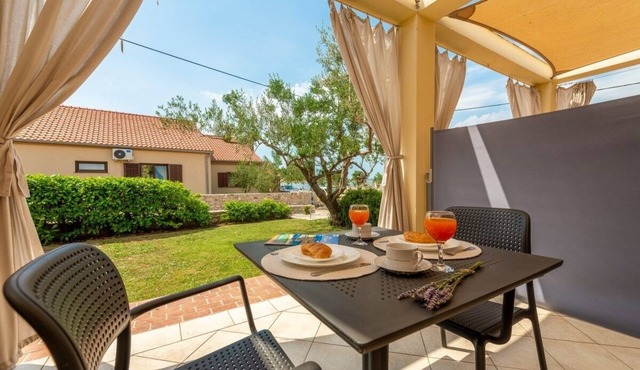 Studio flat with terrace and sea view Nin, Zadar (AS-5666-b)