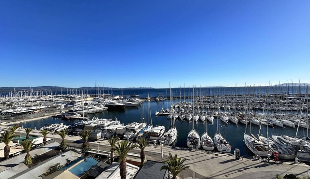 Studio for 2 people on the port of Hyères, panoramic sea view, a few steps from the beaches and.