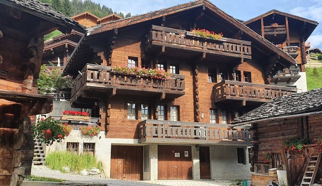 Studio for 2 persons in the old village : Living room with 2 beds - kitchen with stove and Nespresso