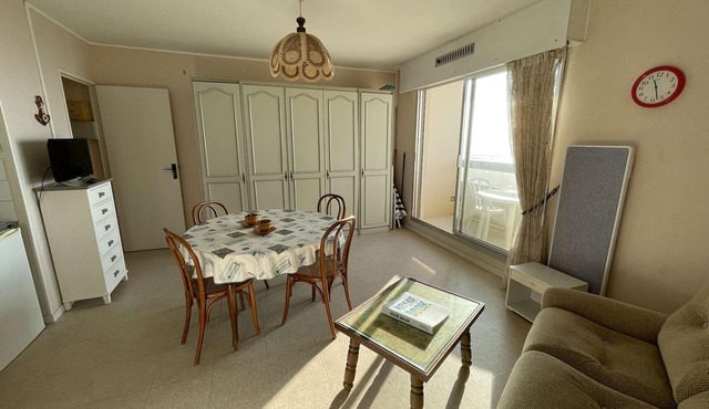 Studio for 2, balcony, parking, 200m to beach