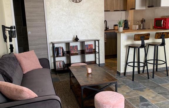 Studio indépendant avec piscine et jardin