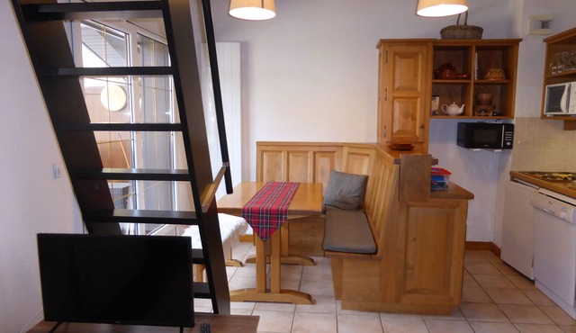 Studio mezzanine for 4 ppl., no pets, small vehicle garage