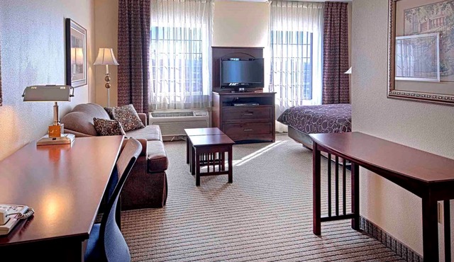 Studio | Free Breakfast Buffet, Pool & Gym Access