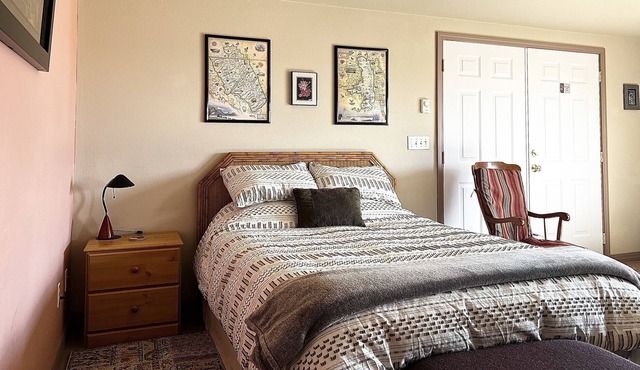 Studio-garden Apartment; near hot mineral soaks, Pet friendly!