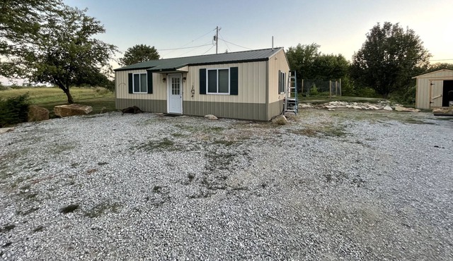 Studio guest house just outside Clinton. Close to Katy trail.,