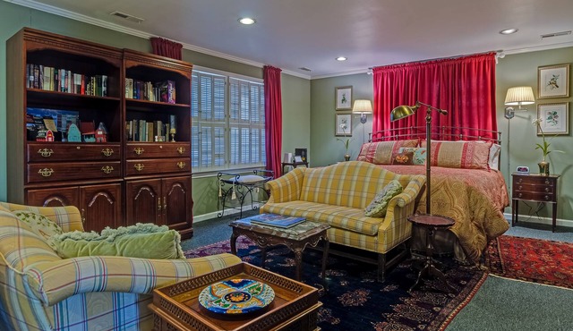 Studio Home, Walk to Downtown Franklin, Pets, Big Yard & Operated by Locals