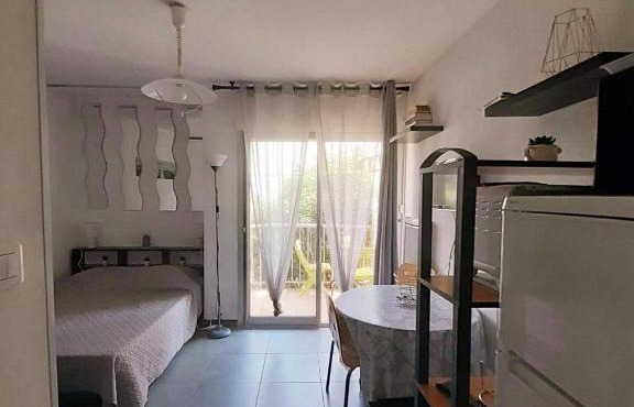 studio idéalement situé tout confort avec jardinet privatif