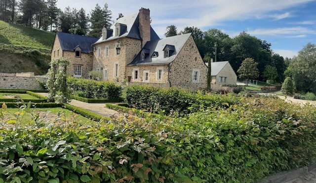 Studio in a 28-hectare property, with all modern conveniences, on the banks of the Mayenne river
