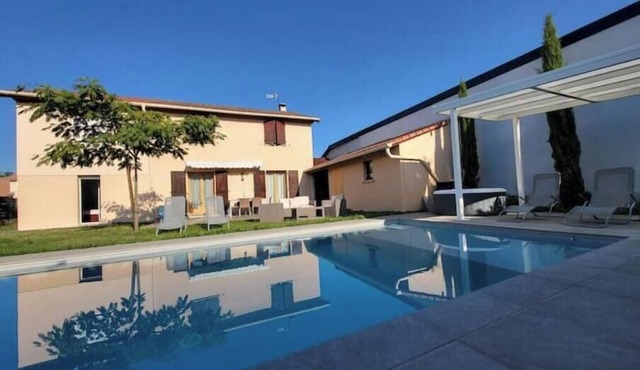 Studio in a house with swimming pool.