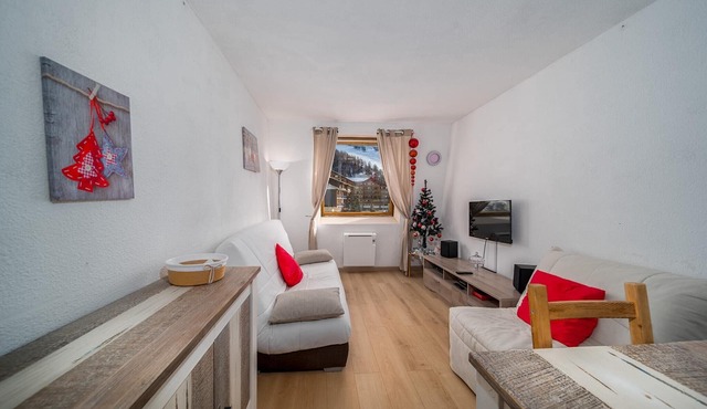 Studio in Allos with Stunning Mountain Views