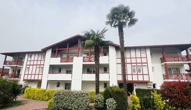 Studio in Cambo-les-Bains, balcony, parking, sleeps 2