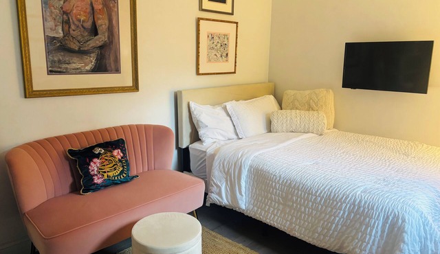 studio in chinatown/little italy fabulous neighborhood