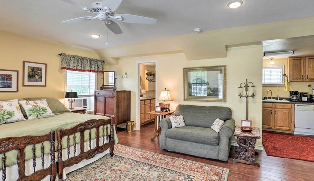 Studio in College Station w/Expansive Deck!