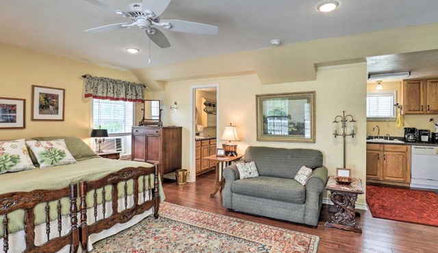 Studio in College Station w/Expansive Deck!