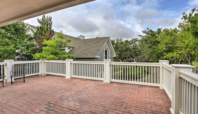 Studio in College Station w/Expansive Deck!