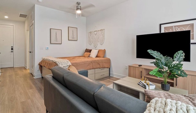 Studio in Downtown Houston | Shared Pool & Gym