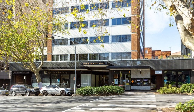 Studio in Elizabeth Bay with Pool & City Views