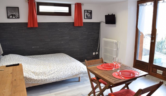 Studio in family home close to university and town center