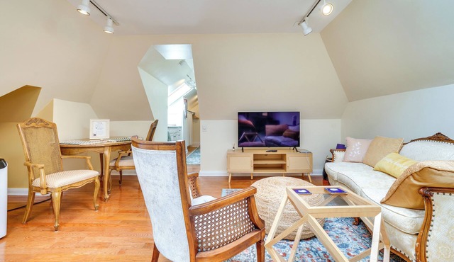 Studio in Historic Cathedral Hill Neighborhood!