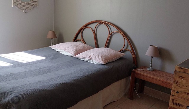 Studio in Provencal village with view of the hills