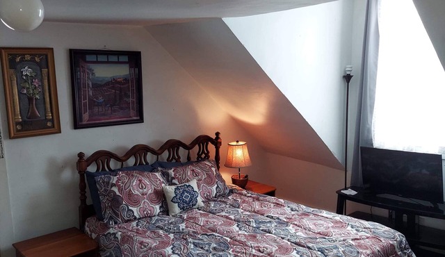 Studio in Randolph Village, Studio apartment in 200 year old home