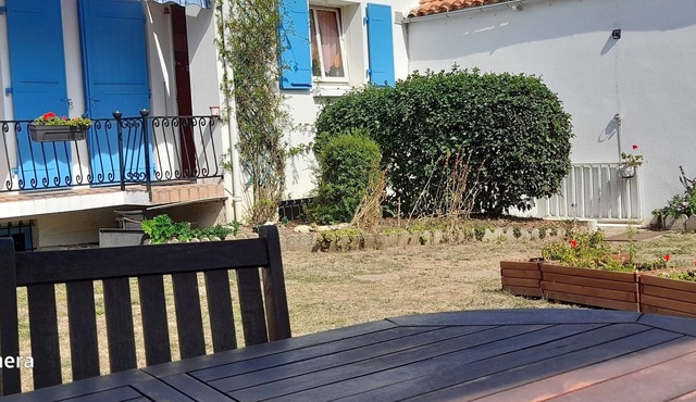 Studio in semi-basement with private access, bedroom, kitchen, WC and shower