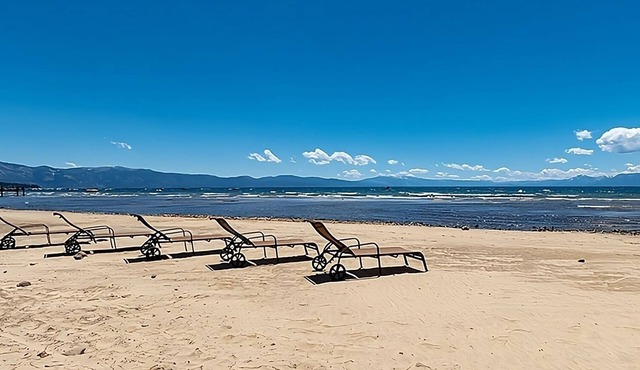 Studio in Tahoe Vista! Outdoor Pool, Beach Access, Kitchenette, Free Parking