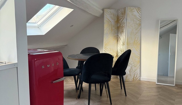 STUDIO in the heart of downtown Rambouillet/WI-FI