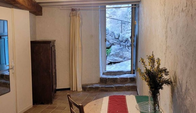 Studio in the heart of the village of Eus
