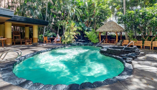 Studio in the HEART of Waikiki! Steps to the BEACH with Full Kitchenette