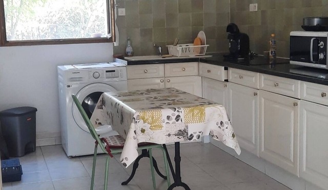 Studio indépendant dans une maison avec jardin ,parking privatif .tout sécurisé