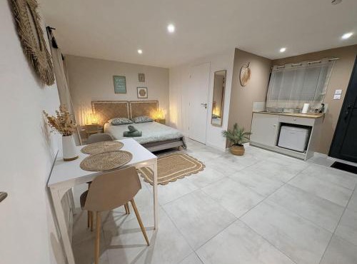 Studio indépendant a 20min des plages