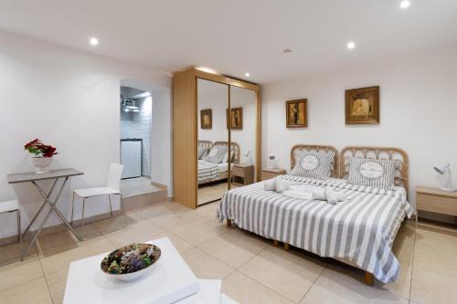 Studio indépendant en villa Calme, Jardins et Piscine à 5 min de la Mer