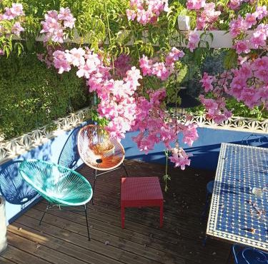 Studio indépendant terrasse entre mer et collines