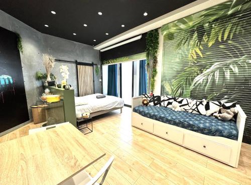 Studio Jungle with Netflix and video projector