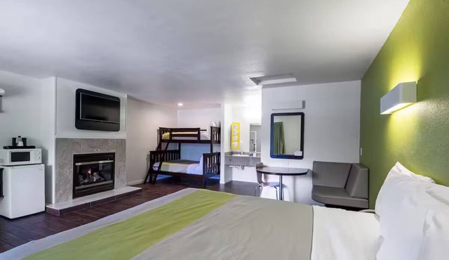 Studio King With BunkBeds Near Downtown Monterey