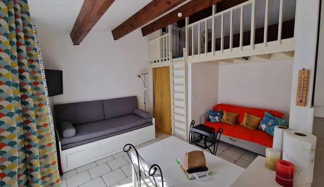 Studio “La Bonbonnière” with Mountain View, Shared Pool and Gardens