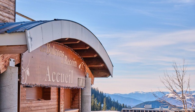 Studio 'L'Oursière' with Mountain View and Balcony