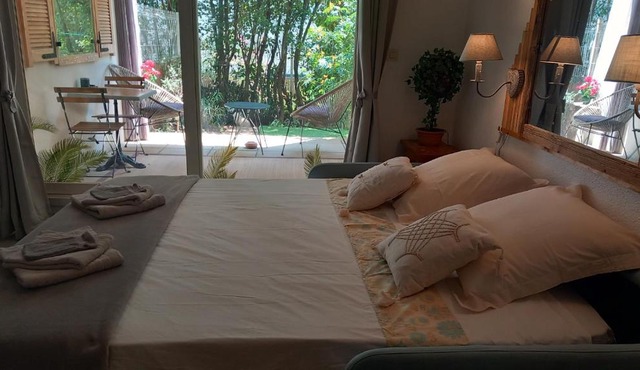 Studio La Bohème wifi ,fibre, garage prive, jardinet. RDC. Tram L1 à 400 m