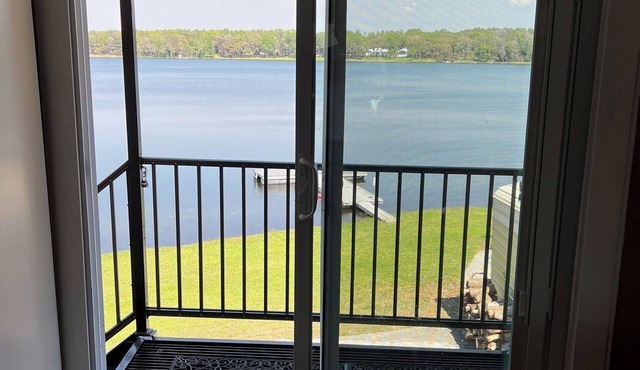 Studio Lakeside Loft with beautiful views