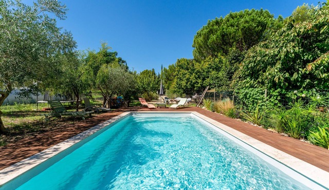 Studio 'Le Petit Mas Des Pins' with Shared Pool, Wi-Fi and Air Conditioning
