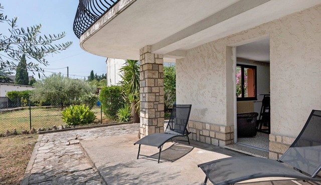 Studio "Les Iris" with Shared Terrace, Communal Garden, and Wi-Fi
