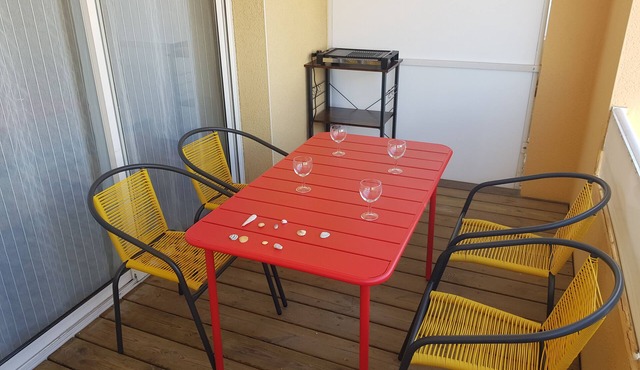 Studio less than 50m from the sailing school.