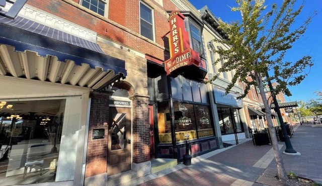 Studio Loft Above Main Street Cedar Falls! Free Downtown Parking!