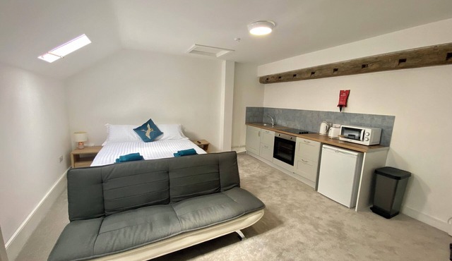 Studio loft apartment in the centre of Upton upon Severn with parking and WIFI