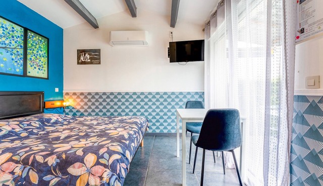 Studio 'Luberon' with Mountain View, Wi-Fi and Air Conditioning in Taillades